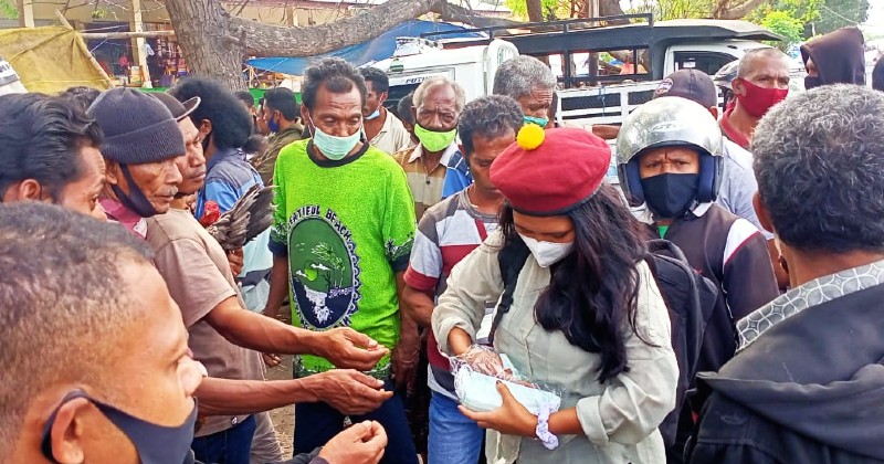 PMKRI Maumere Bagi Masker dan Lakukan Edukasi di Pasar Wairkoja