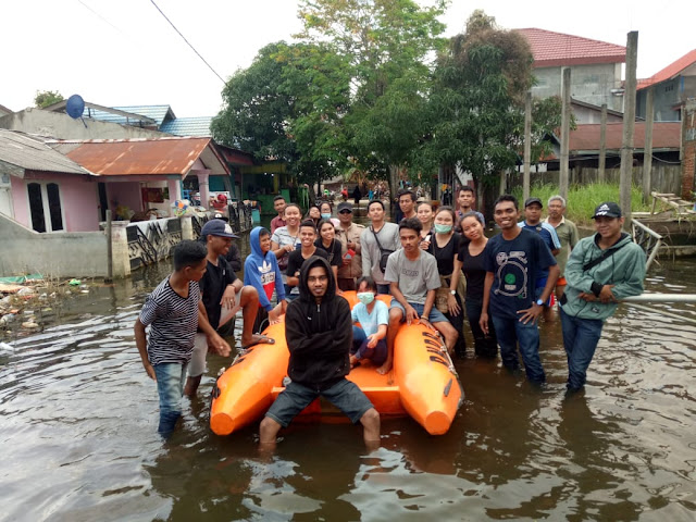 Prihatin dengan Korban Banjir, Muda Mudi Samarinda Gelar Bantuan