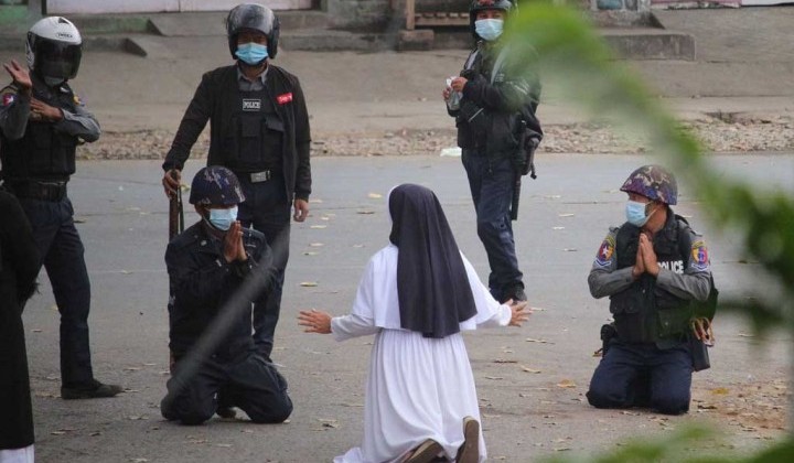 Sedih, Seorang Biarawati Kembali Berlutut Mohon Polisi Berhenti Tembaki Demonstran Myanmar